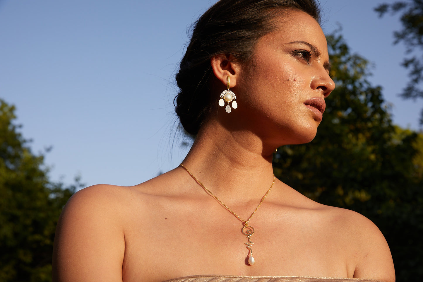 the beating hearts pearl golden necklace