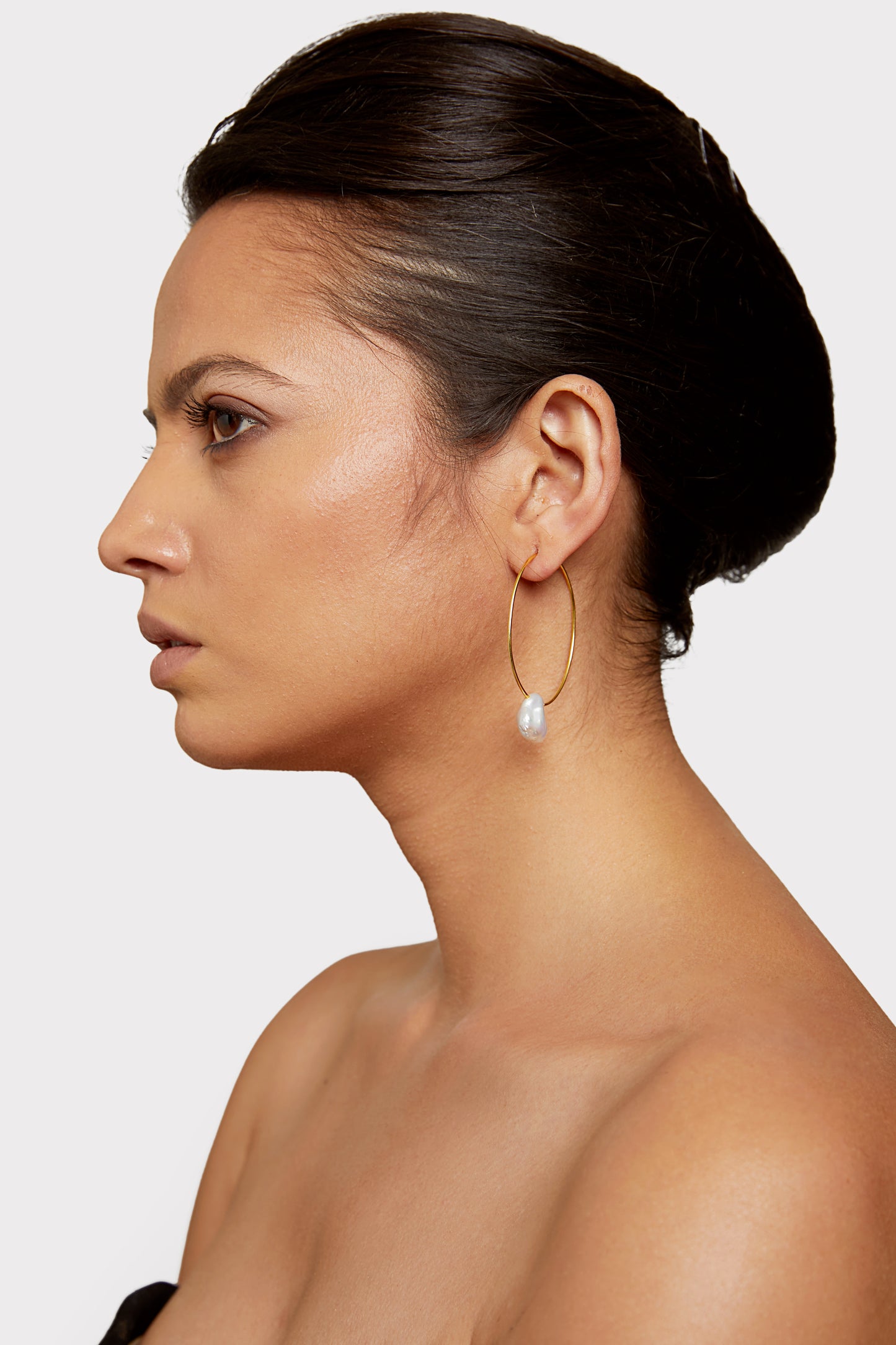 the geometric chic pearl hoop earrings.