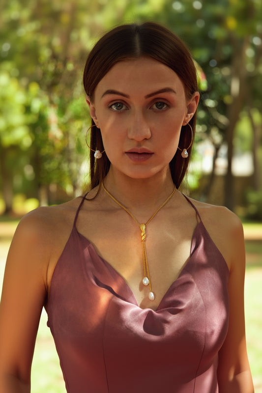 the sleek dazzling golden pearl necklace