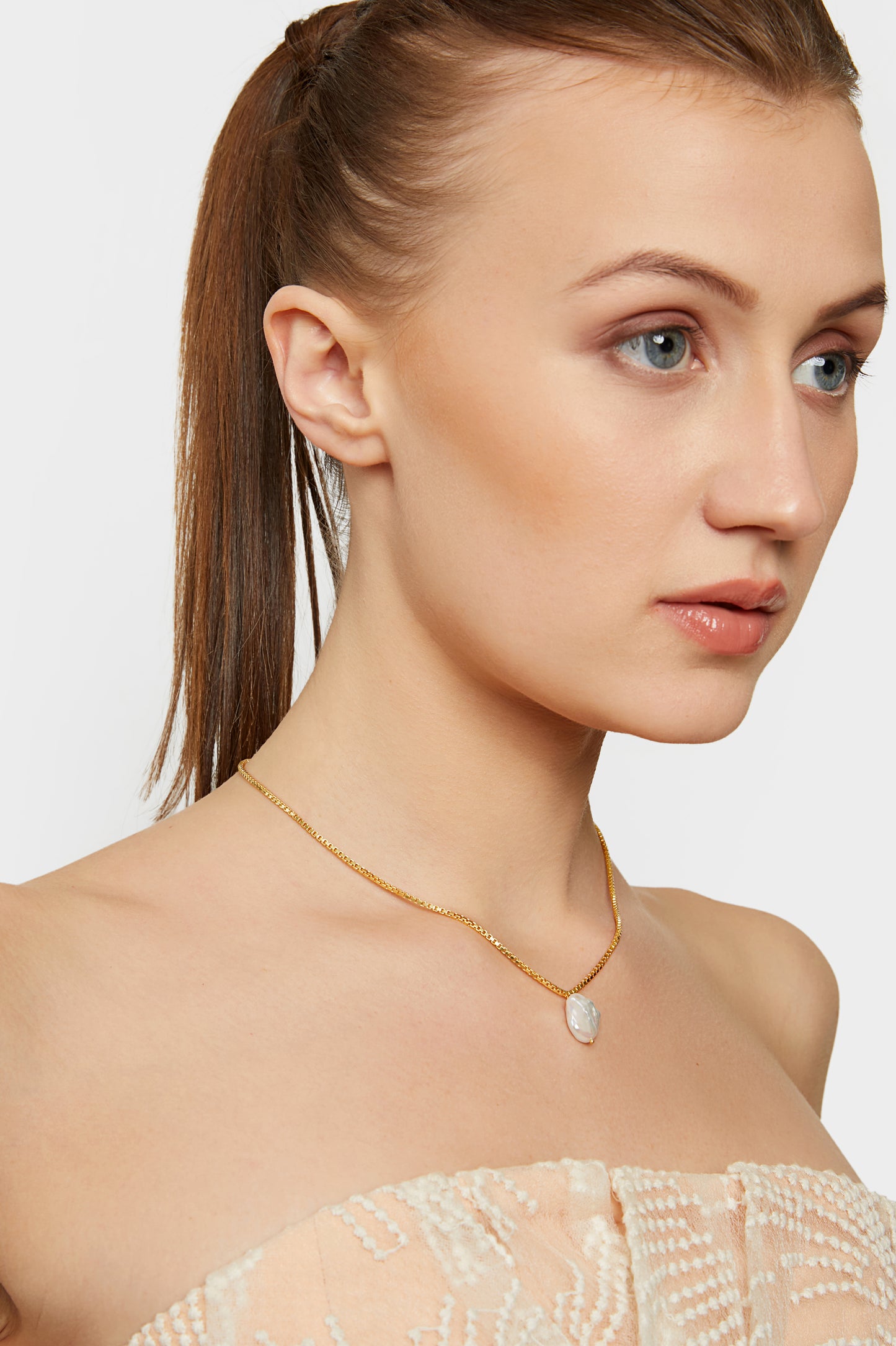 the little dainty pearl necklace