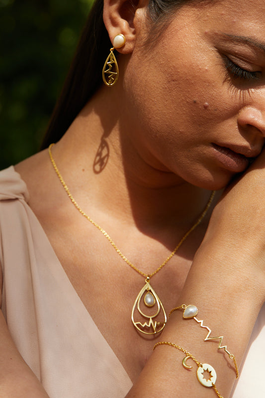 the elegant hearbeat pearl bracelet