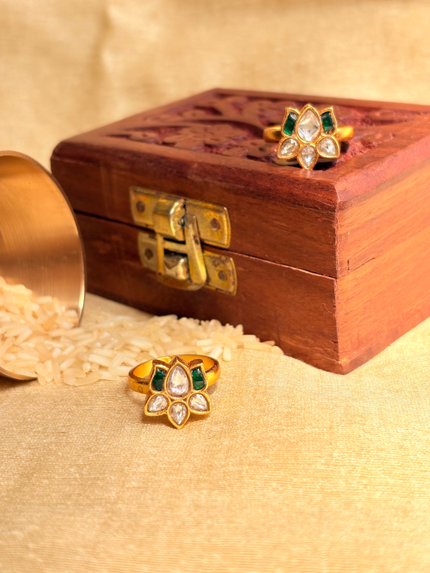Ethnic Floral Emerald Green Kundan Toe Rings