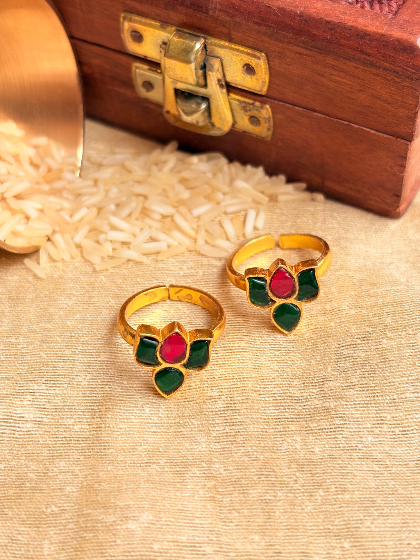 Lotus ruby n emerald silver toe rings