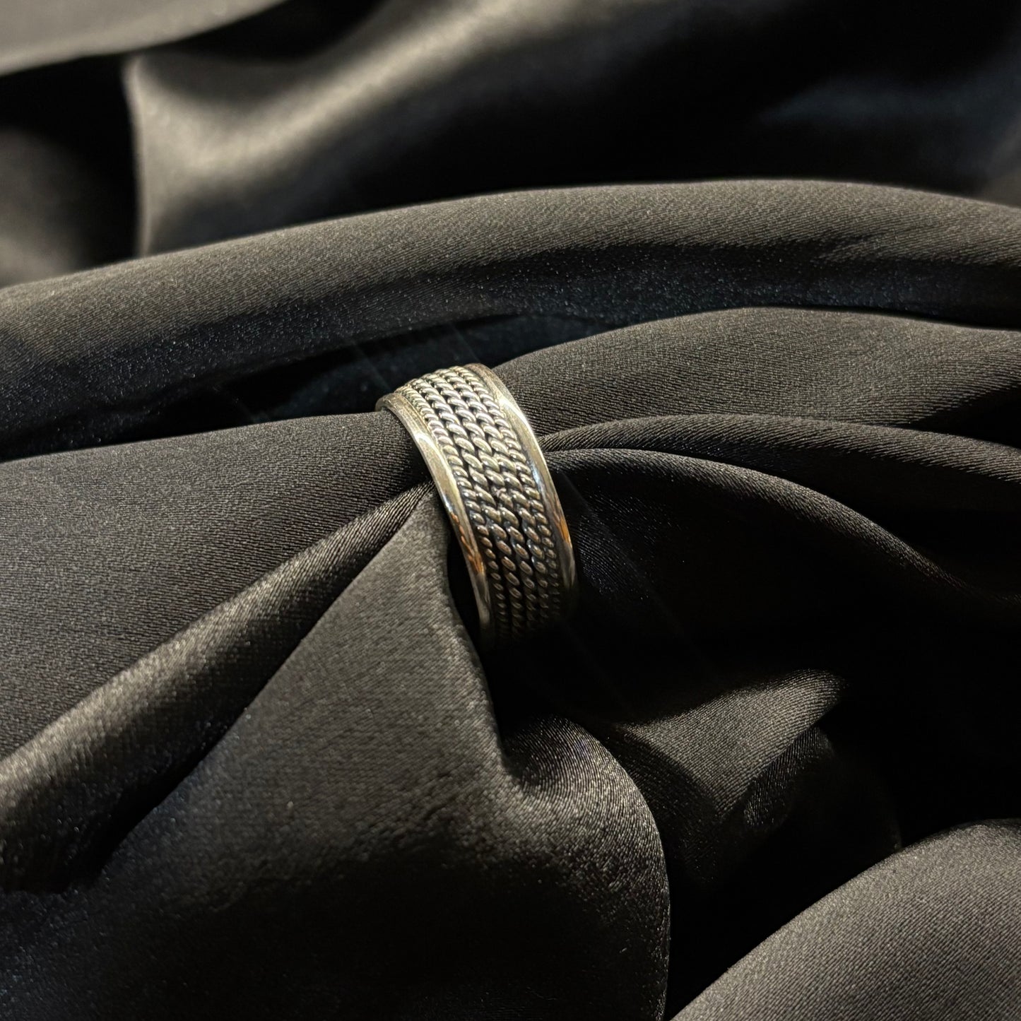 Sleek & silver ring