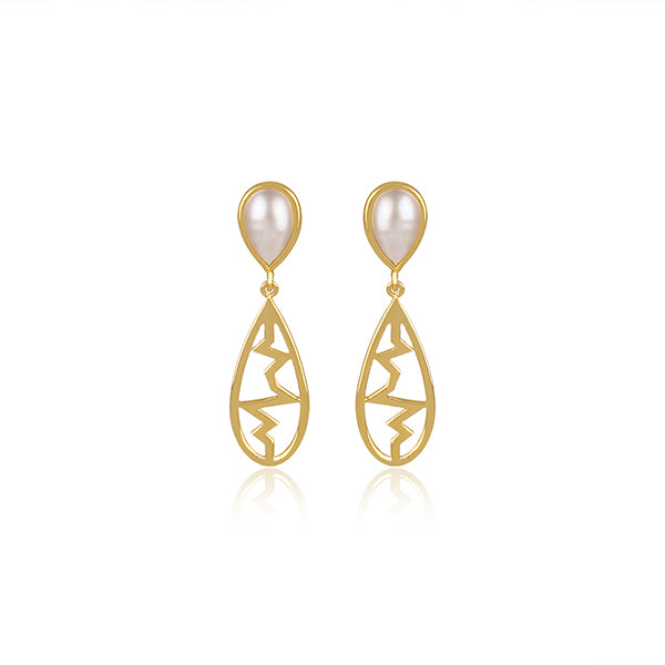 The beating hearts golden pearl earrings