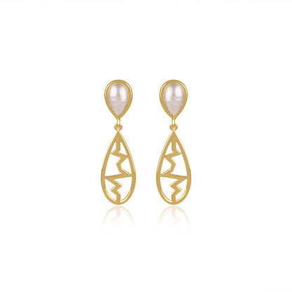 The beating hearts golden pearl earrings