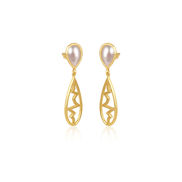 The beating hearts golden pearl earrings