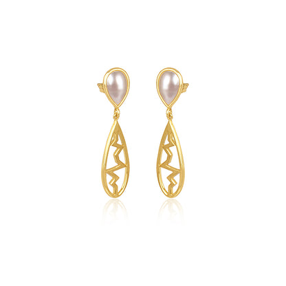 The beating hearts golden pearl earrings
