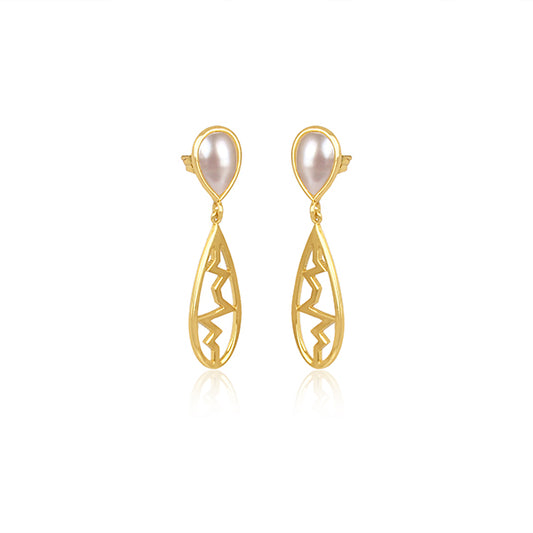 The beating hearts golden pearl earrings