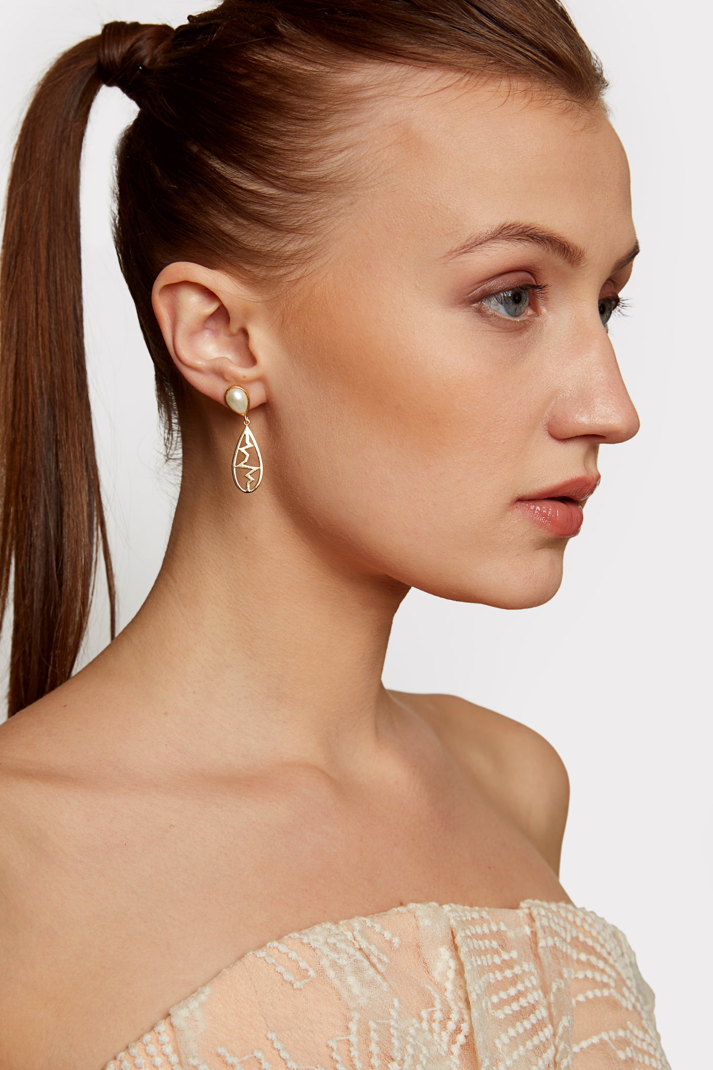 The beating hearts golden pearl earrings