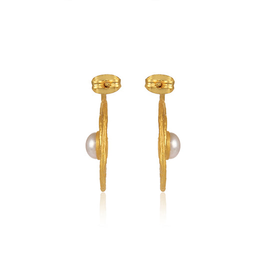 The entangled golden pearl earrings