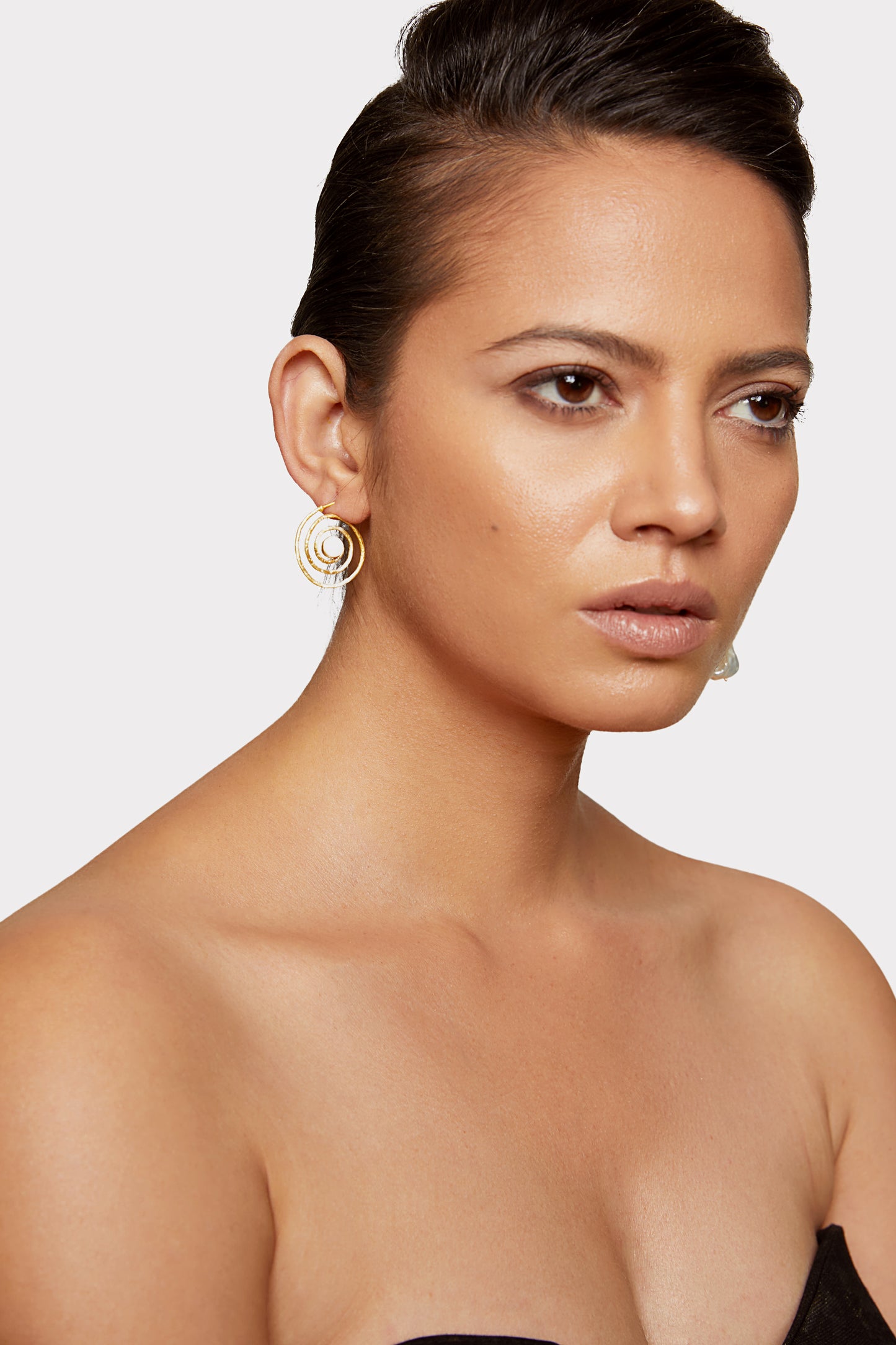 The entangled golden pearl earrings