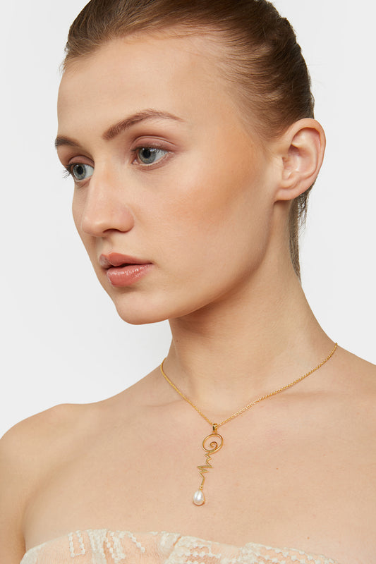 the beating hearts pearl golden necklace