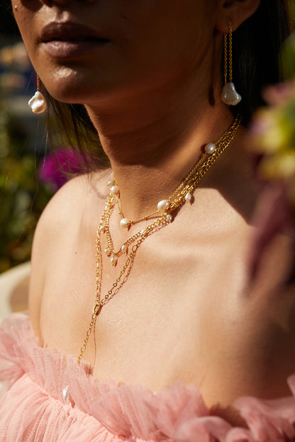 the showstopper pearl and gold necklace