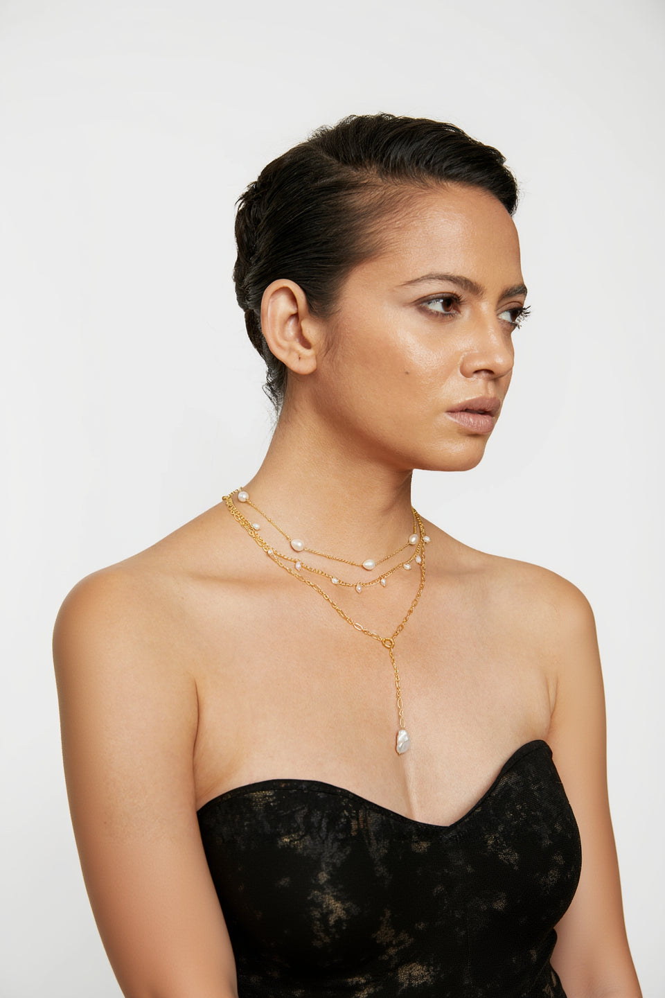 the showstopper pearl and gold necklace