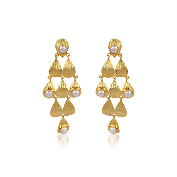 The mesmerisingly charming gold pearl earrings.