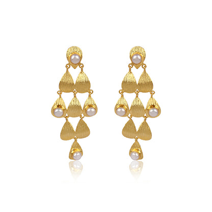 The mesmerisingly charming gold pearl earrings.