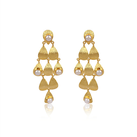 The mesmerisingly charming gold pearl earrings.