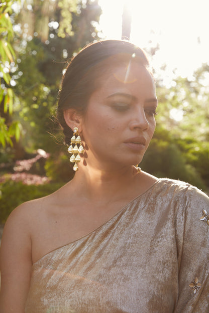 The mesmerisingly charming gold pearl earrings.