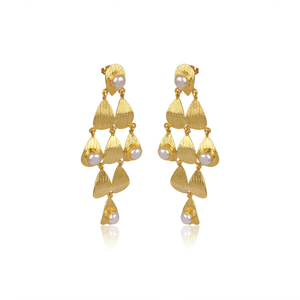 The mesmerisingly charming gold pearl earrings.