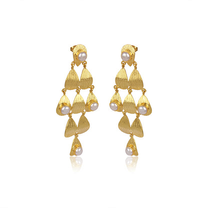 The mesmerisingly charming gold pearl earrings.