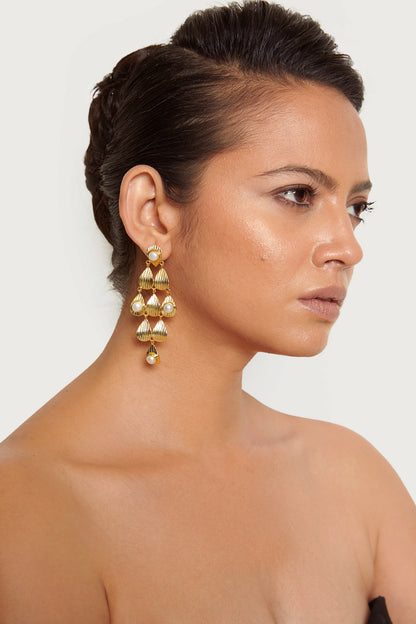 The mesmerisingly charming gold pearl earrings.