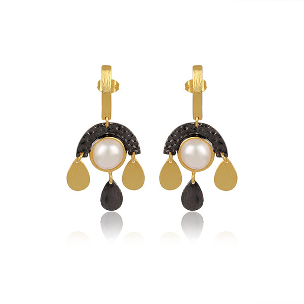the reminiscence of nature pearl earrings.