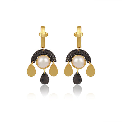the reminiscence of nature pearl earrings.