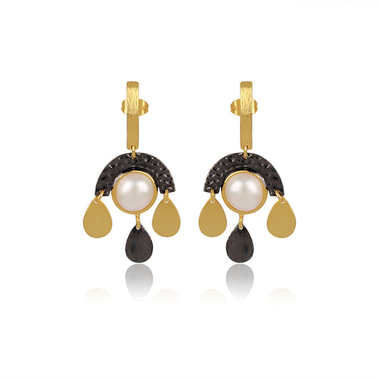 the reminiscence of nature pearl earrings.