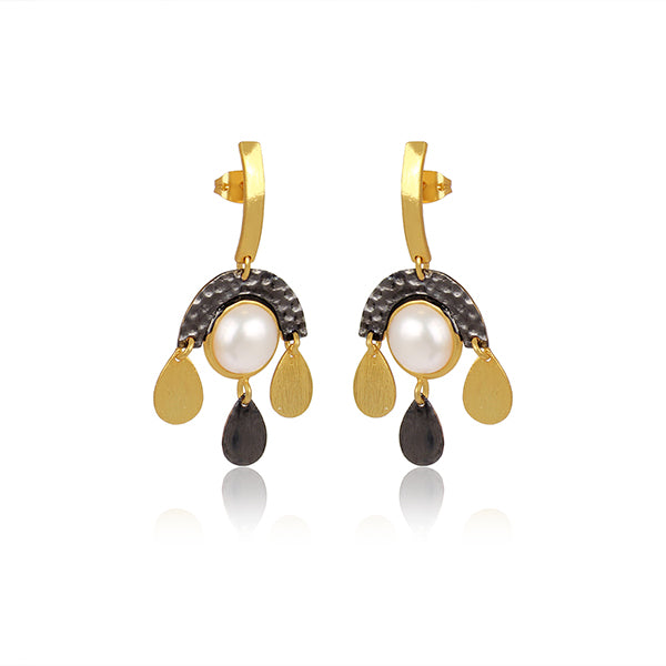 the reminiscence of nature pearl earrings.