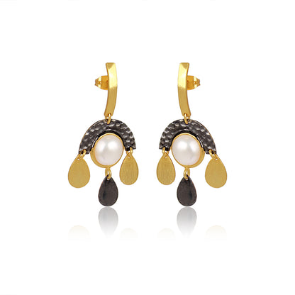 the reminiscence of nature pearl earrings.