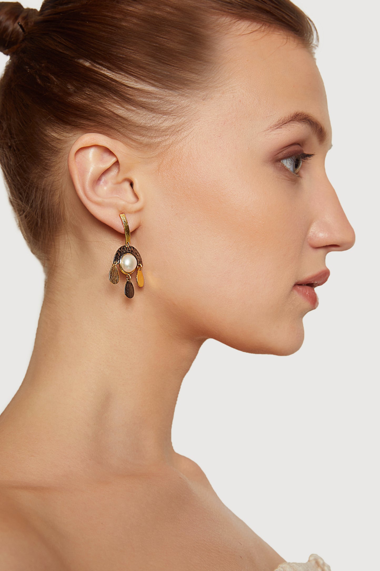 the reminiscence of nature pearl earrings.