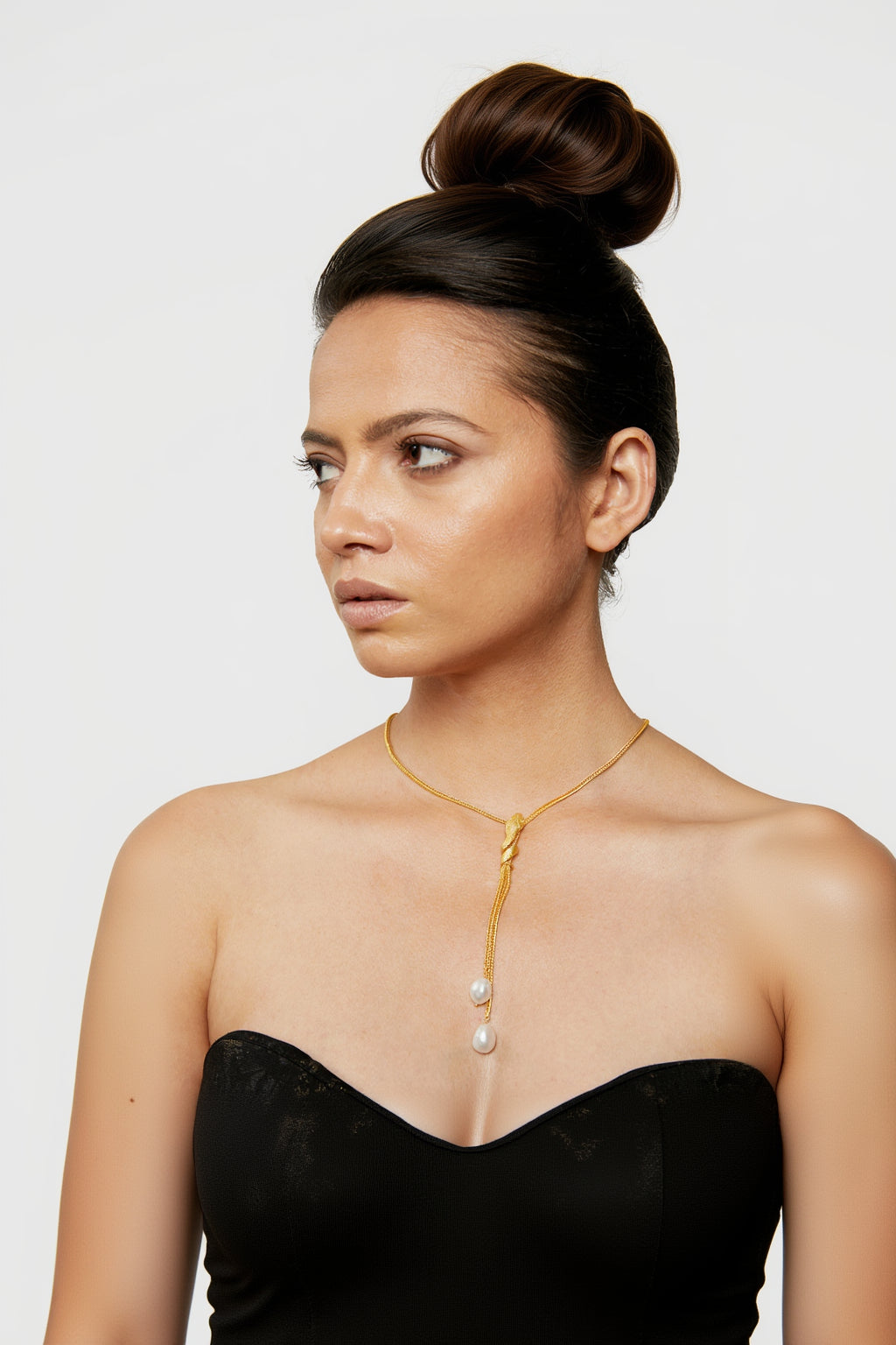 the sleek dazzling golden pearl necklace