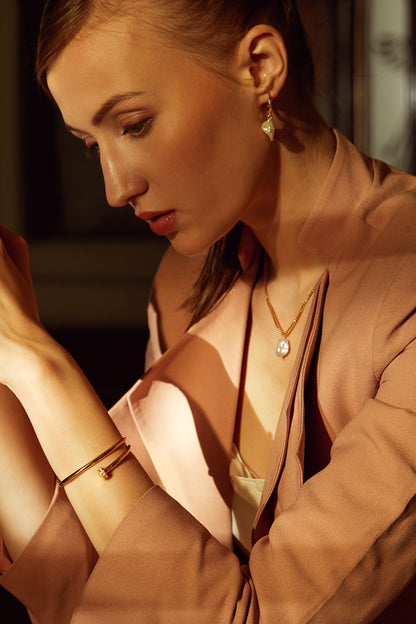 the little dainty pearl necklace