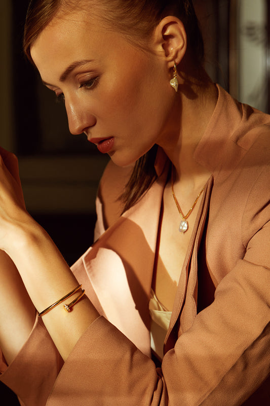 the little dainty pearl necklace