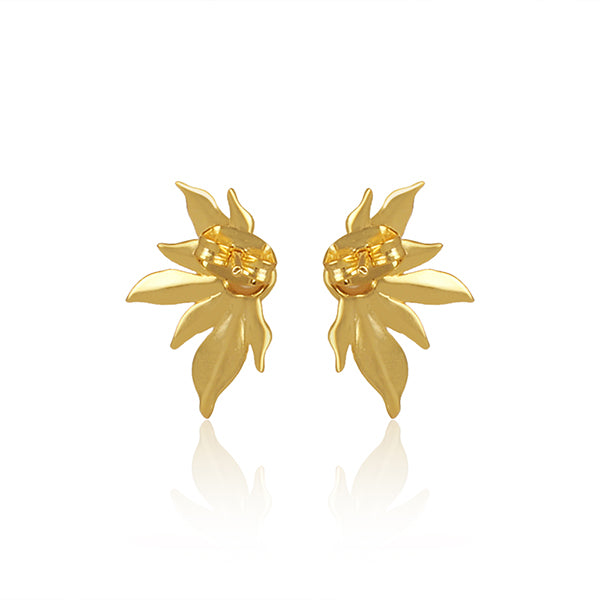 simplicity is endearing, precious golden pearl earrings.