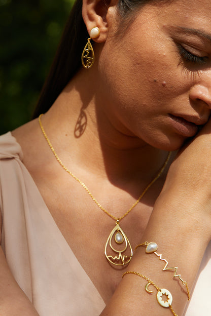 the elegant hearbeat pearl bracelet