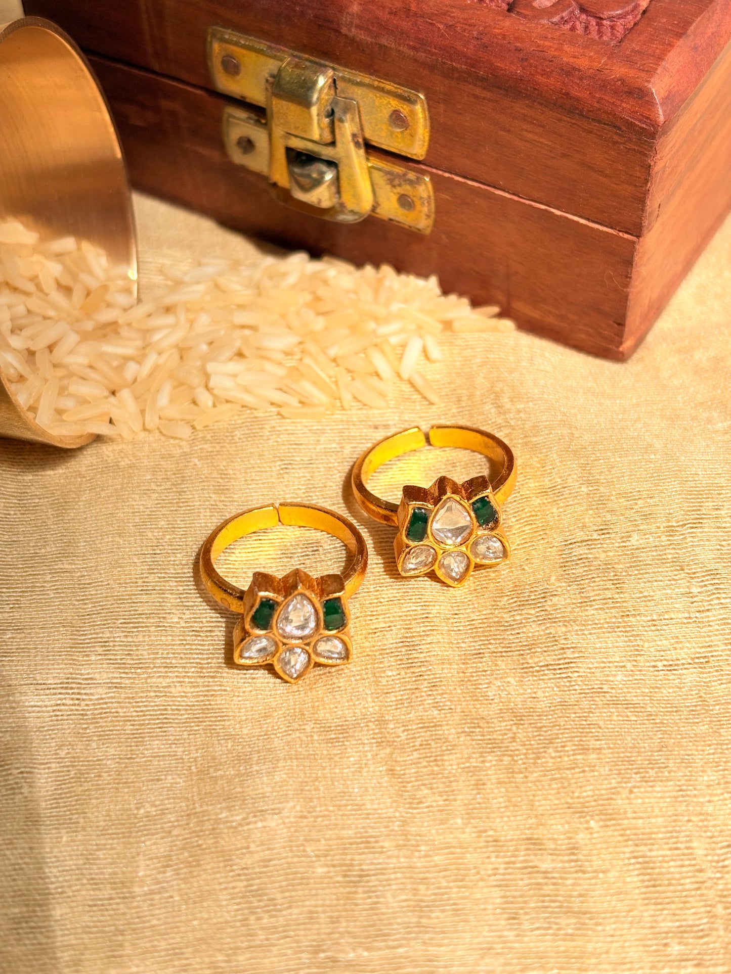 Ethnic Floral Emerald Green Kundan Toe Rings