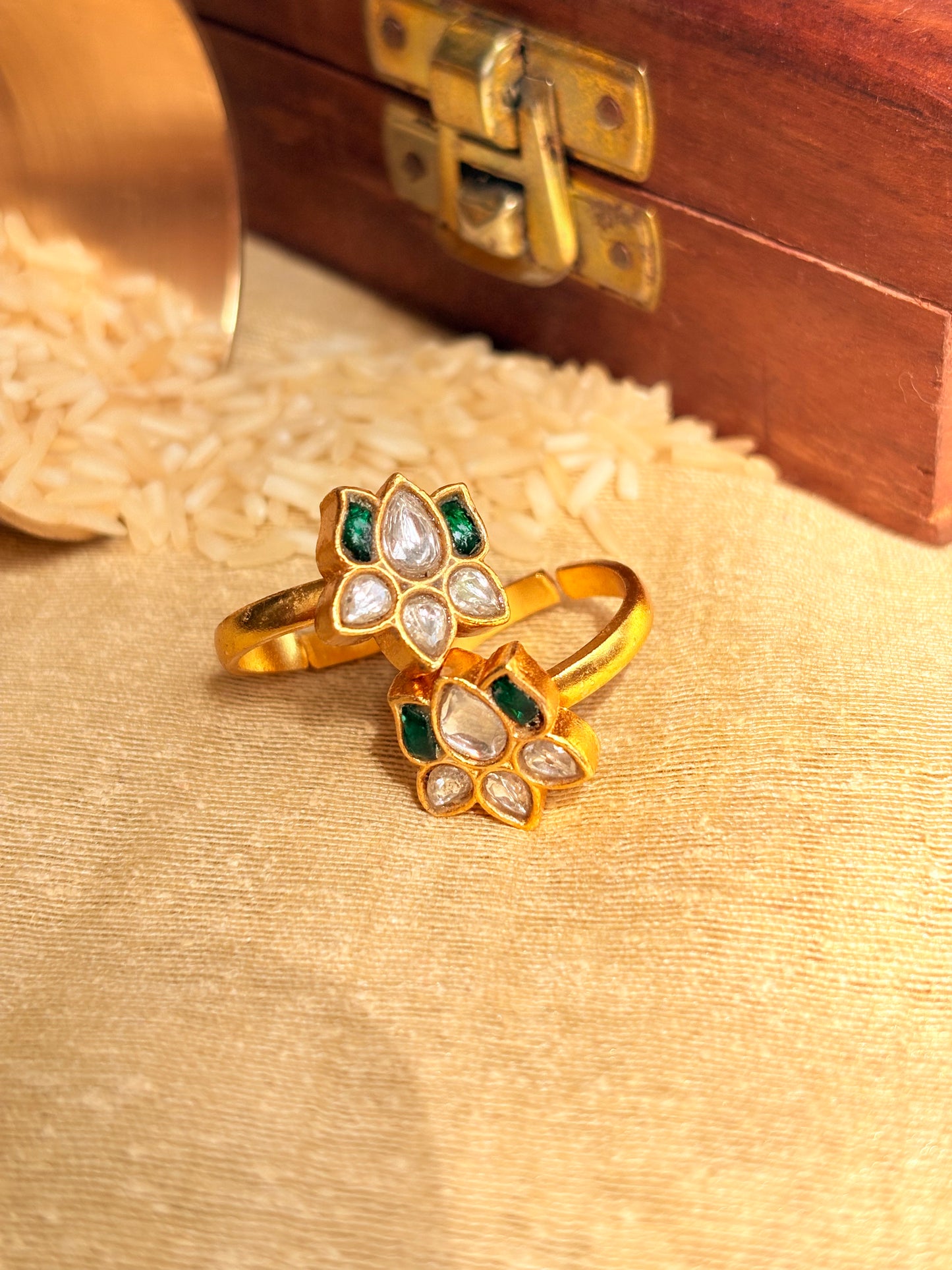 Ethnic Floral Emerald Green Kundan Toe Rings