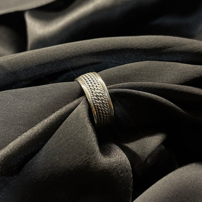 Sleek & silver ring