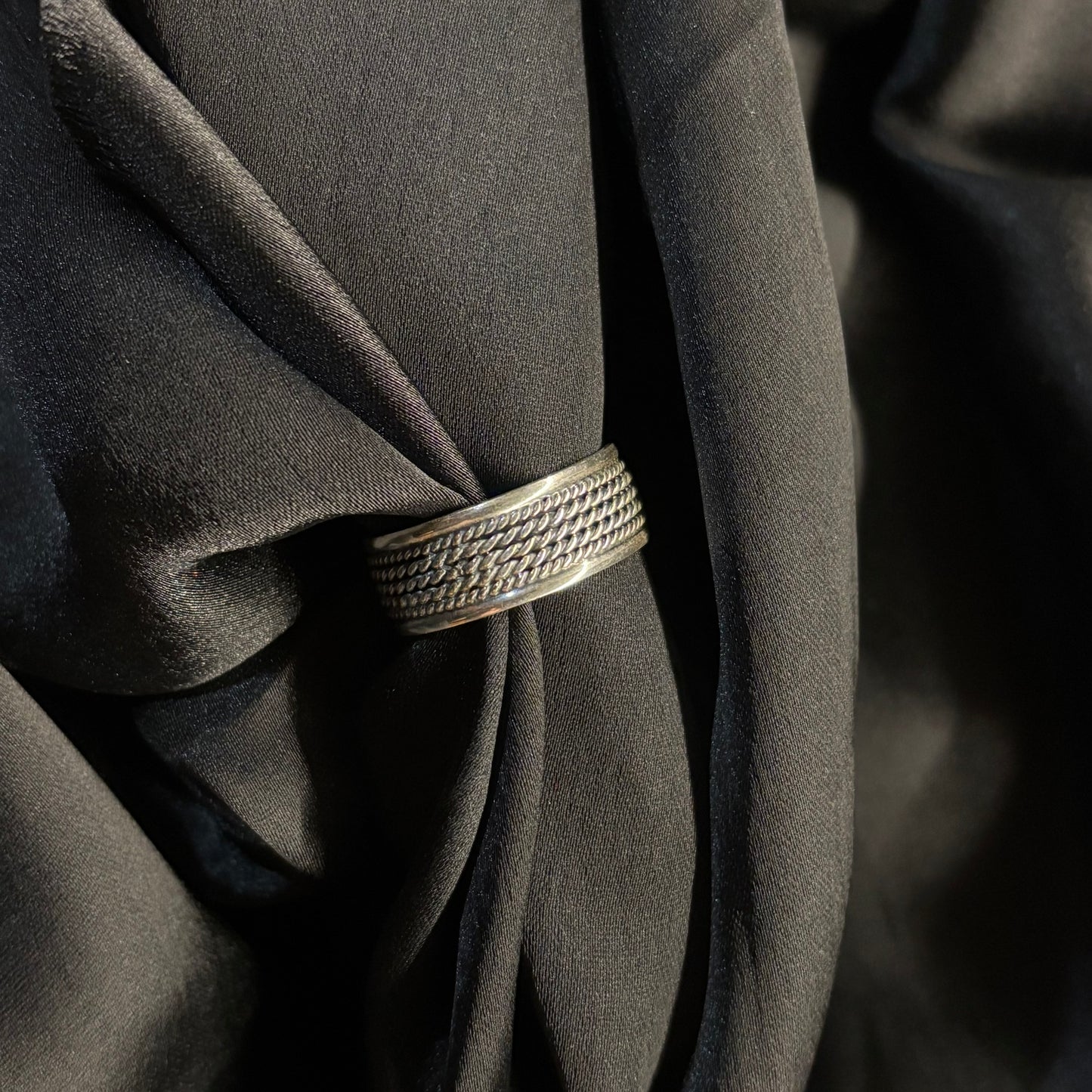 Sleek & silver ring