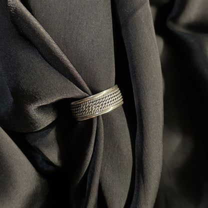 Sleek & silver ring