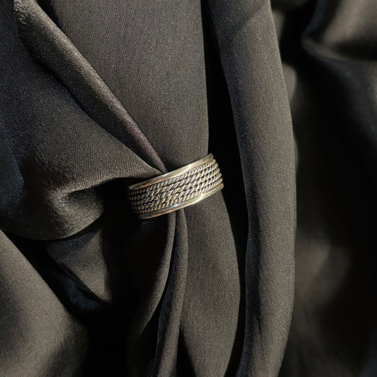 Sleek & silver ring
