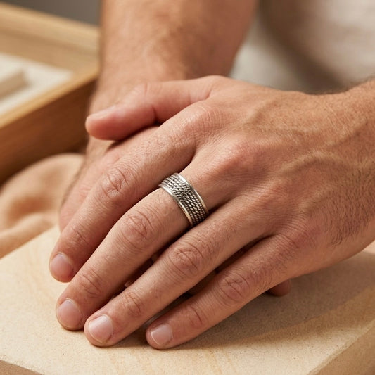 Sleek & silver ring